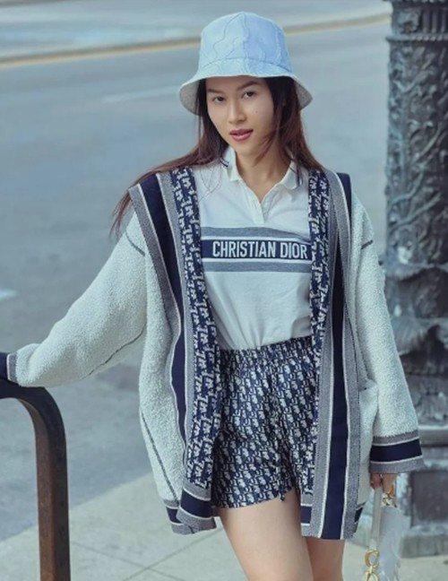 Bên cạnh đó, nữ diễn viên còn sở hữu bộ sưu tập túi xách và trang phục hàng hiệu đến từ các nhà mốt danh tiếng như Hermès, Chanel, Dior, Louis Vuitton... Ảnh: Facebook