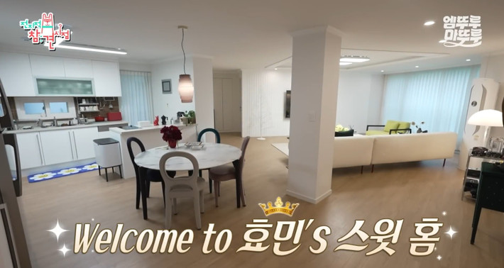 Căn nhà của Hyomin mang phong cách tối giản, hiện đại với tông trắng - be chủ đạo. Ngôi nhà chia thành 2 không gian chính là phòng khách và bếp. Ảnh: Koreaboo