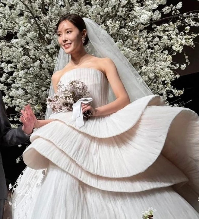 Hyomin - thành viên nhóm nhạc huyền thoại T-ara chính thức lên xe hoa hồi tháng 4 với chồng là doanh nhân. Ảnh: Koreaboo