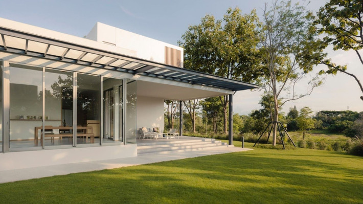 Sân vườn rộng rãi, xanh mướt là điểm cộng lớn của căn nhà. Ảnh: Archello