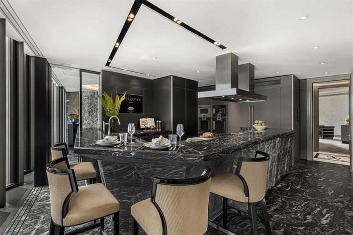 Bếp có mặt bàn và sàn bằng đá granite rừng đen cùng thiết bị cao cấp. Ảnh: Sotheby's International Realty