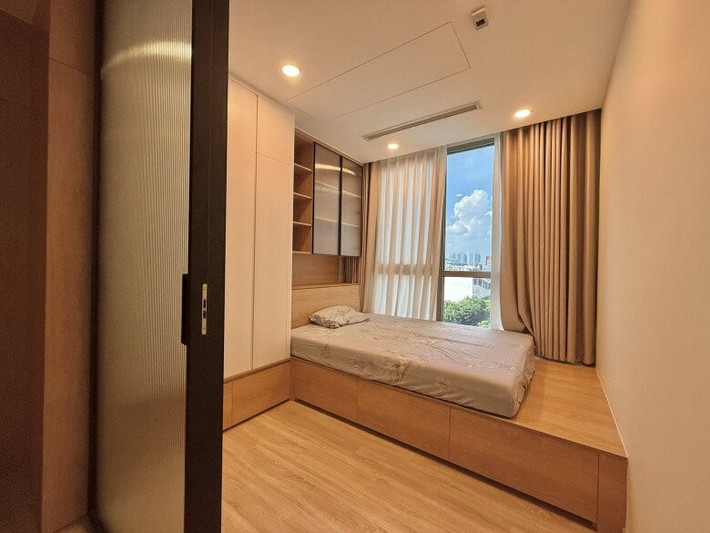 Phòng ngủ phụ có cửa kính lớn đón sáng tự nhiên. Giường thiết kế đơn giản, giấu ngăn tủ phía dưới nhằm tối ưu diện tích. Ảnh: FB Nguyễn Văn Chung