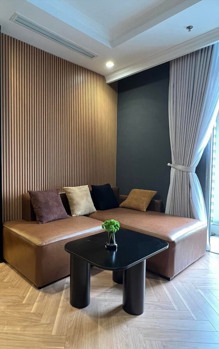 Sofa nâu trầm, kết hợp tường lam gỗ và đệm vải nhiều màu tạo sự gần gũi và ấm cúng. Ảnh: FB Nguyễn Văn Chung