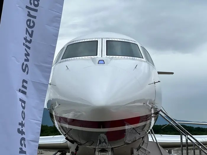 Bên dưới cửa sổ buồng lái là hệ thống quan sát bay nâng cao giúp phi công hạ cánh trong điều kiện tầm nhìn thấp. Ảnh: Business Insider