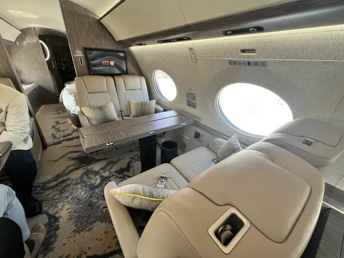 Gulfstream G700 chứa tối đa 13 người. Thêm vào đó, ghế sofa có thể biến thành giường, tạo không gian cho 8 người ngủ. Ảnh: Business Insider