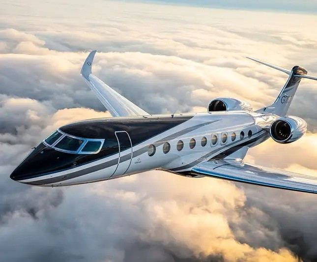 Theo FlightAware, chiếc máy bay này được sản xuất vào năm 2024 và là chiếc máy bay thứ 20 rời khỏi dây chuyền sản xuất Gulfstream G700. Ảnh: Quartz
