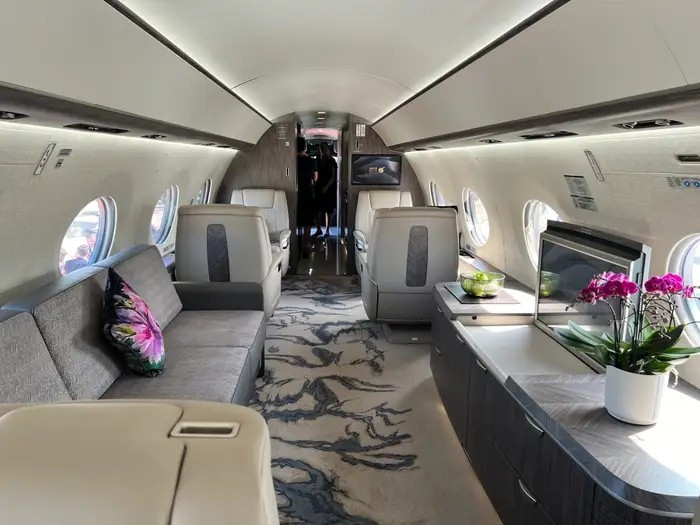 Phía sau khu vực ghế ngồi phía trước là không gian giải trí với sofa và TV. Ảnh: Business Insider