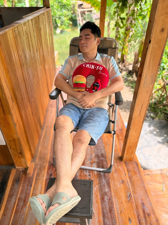 Nhóm thợ của nam tài tử mất 10 ngày để thi công căn nhà khung thép, tường gỗ và mái tranh. Ảnh: FB Huỳnh Anh Tuấn