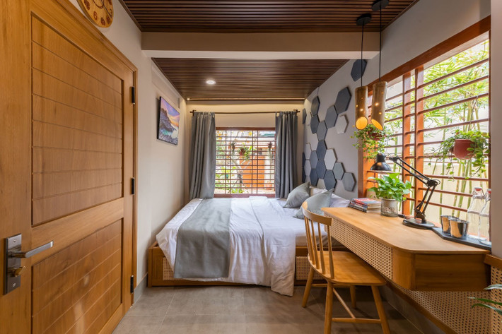 Phòng ngủ tràn ngập ánh sáng tự nhiên. Ảnh: Minq Bui