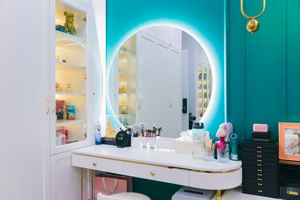 Bàn trang điểm của Diệp Lâm Anh. Ảnh: House n home