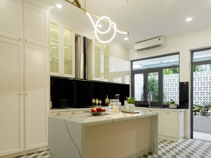 Toàn bộ phòng bếp sử dụng gam màu trắng chủ đạo. Ảnh: House n home