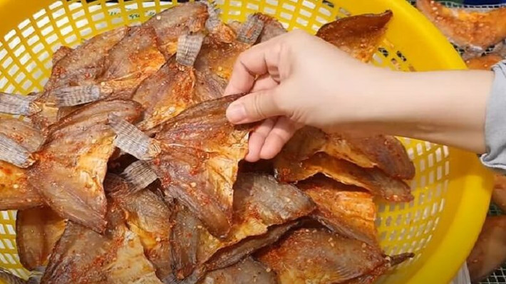 Ngoài ra, nhiều nơi còn làm cá rô phi một nắng, cá rô phi khô giá 200.000 đồng/kg. Ảnh: Bachhoaxanh