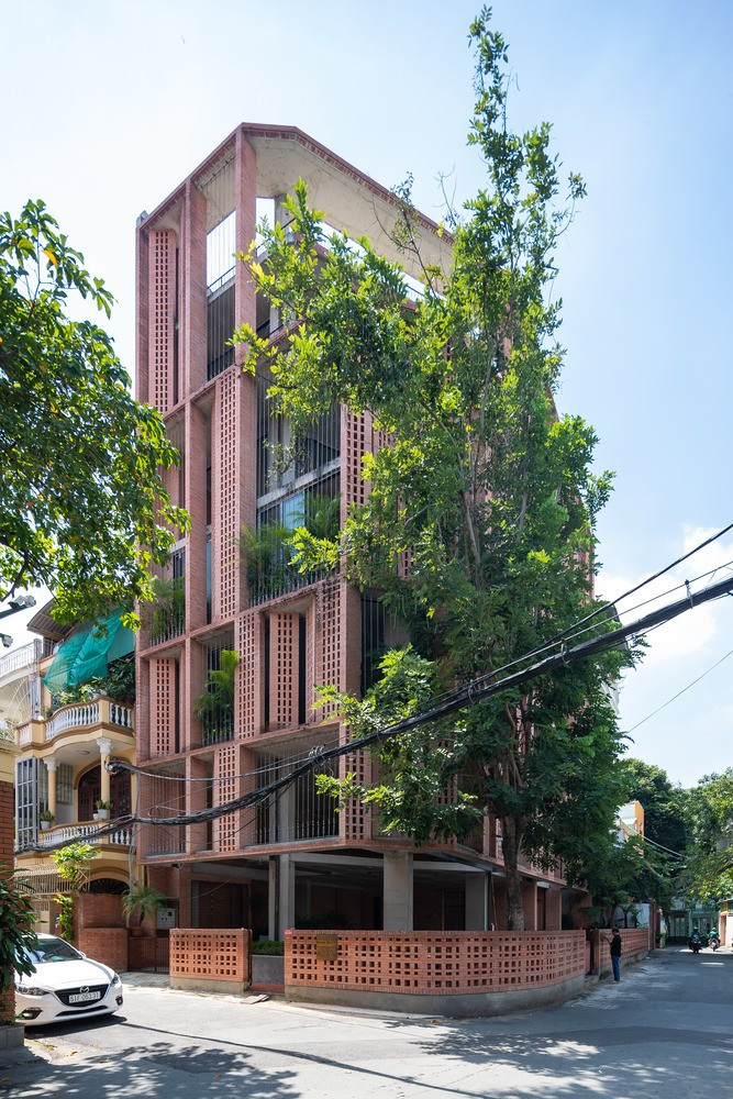 Xen vào đó, các lớp đệm với cây xanh giúp lọc ánh sáng và tránh nắng trực tiếp vào bên trong không gian làm việc. Ảnh: Triệu Chiến