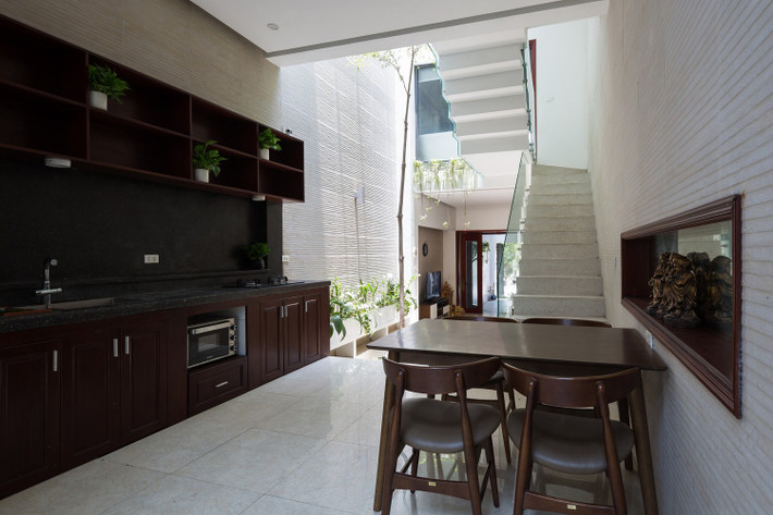 Khu vực bếp, bàn ăn sử dụng nội thất gỗ chủ đạo mang đến cảm giác trầm ấm. Ảnh: Hoàng Lê