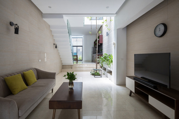 Tính liên kết giữa các tầng và trục giao thông bên dưới được giữ gìn, các thành viên cũng có thể quan sát và giao tiếp với nhau từ bất kỳ vị trí ban công nào bên ngoài mặt tiền. Ảnh: Hoàng Lê