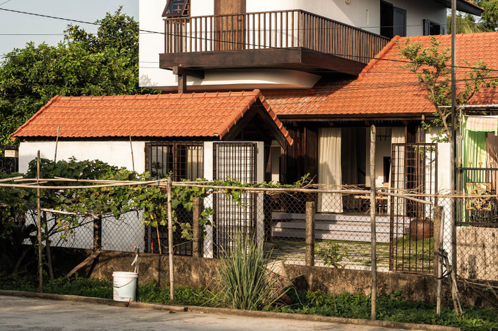 Vật liệu và hình dáng gợi lên sự quen thuộc, khiến ngôi nhà dễ được người dân nông thôn đón nhận, đồng thời mang đến lối sống thoải mái, tiện lợi hơn, nơi truyền thống và hiện đại cùng tồn tại, cho phép quá khứ và hiện tại giao thoa dưới một mái nhà. Ảnh: Nguyen Dang Hieu