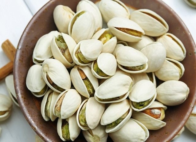 Hạt dẻ cười hay còn gọi hồ trăn - một loại hạt ăn được thuộc họ đào lộn hột. Ảnh: Đặc sản miền Tây