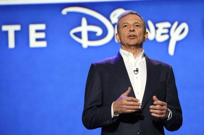 Bob Iger – CEO của Disney từng tiết lộ, ông thường tập thể dục buổi sáng trong… phòng tối. Ông bật TV nhưng tắt tiếng, thay vào đó là những bản nhạc do chính mình lựa chọn. Đó là khoảng thời gian sáng tạo nhất của ông. Ảnh: Getty