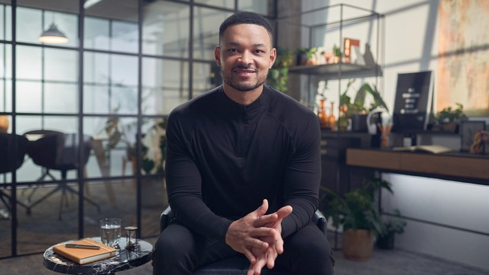 Khi thiền và sách chưa đủ thư giãn, Steven Bartlett – nhà sáng lập podcast The Diary of a CEO, cho biết ông thường... mát-xa vào lúc gần nửa đêm. Ảnh: BBC