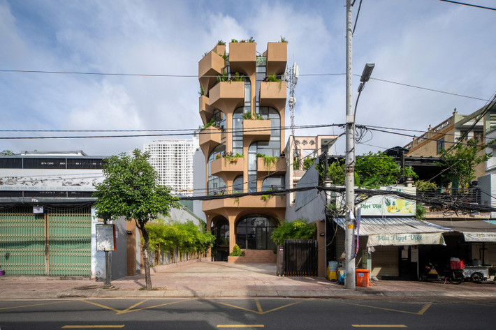 Trên khu đất 300m2, nhiệm vụ của kiến trúc sư là thiết kế một công trình 800m2 hoàn chỉnh đa chức năng từ bán lẻ, thương mại, đến căn hộ cho thuê. Ảnh: Sonmeo Nguyen Art Studio