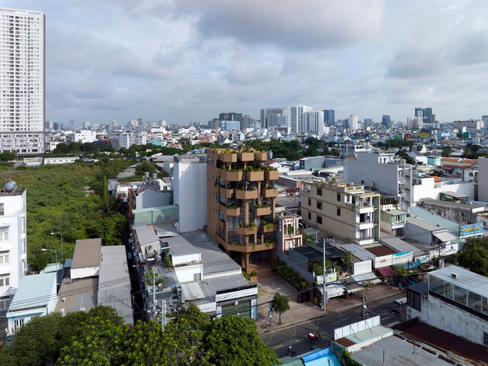 Trong bối cảnh đô thị ngày càng dày đặc tại các thành phố lớn ở Việt Nam, mô hình tòa nhà hỗn hợp quy mô nhỏ dần trở nên phổ biến. Ảnh: Sonmeo Nguyen Art Studio