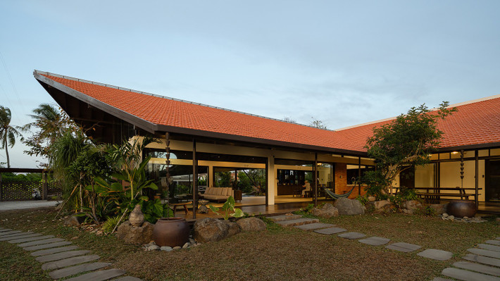 Nằm giữa khung cảnh thanh bình tại Bến Tre, Casa Blanca Garden là ngôi nhà mái ngói đỏ hòa mình nhẹ nhàng vào tán cây xanh tươi xung quanh. Ảnh: Quang Đàm