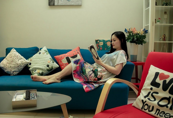 Phòng khách được bài trí trang nhã với sofa màu xanh. Ảnh: FBNV