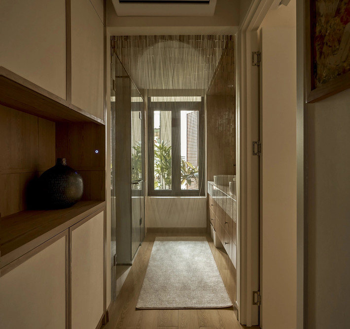 Phòng ngủ chính tích hợp bồn lavabo đôi, phòng tắm, vệ sinh có vách ngăn riêng. Ảnh: Phú Đào