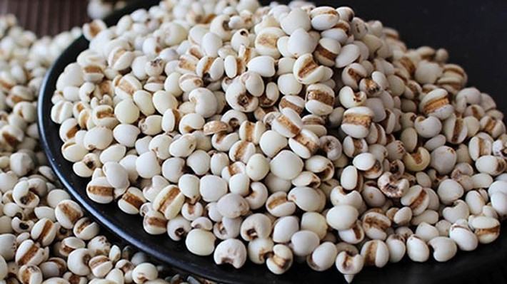 Hạt bo bo nhỏ, hơi tròn, thường có màu trắng hoặc vàng. Ngoài ra, còn có hạt bo bo màu tím, đỏ...Ảnh: Bachhoaxanh