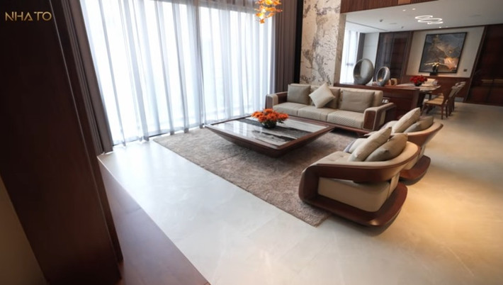Mọi đường nét đều toát lên sự sang trọng và riêng biệt, từ nội thất gỗ óc chó cao cấp đến giải pháp thiết kế tối ưu từng chi tiết. Ảnh chụp màn hình NhaTo