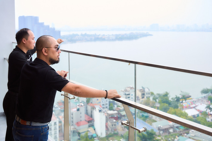 Nằm trên tầng cao nhất của tòa nhà, căn penthouse sở hữu view ngắm trọn Hồ Tây. Ảnh: NhaTo