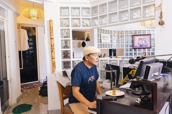 Trong các phòng, ô kính vuông nhỏ trang trí nổi bật trên nền trắng tinh khôi. Ảnh: Sức khỏe đời sống