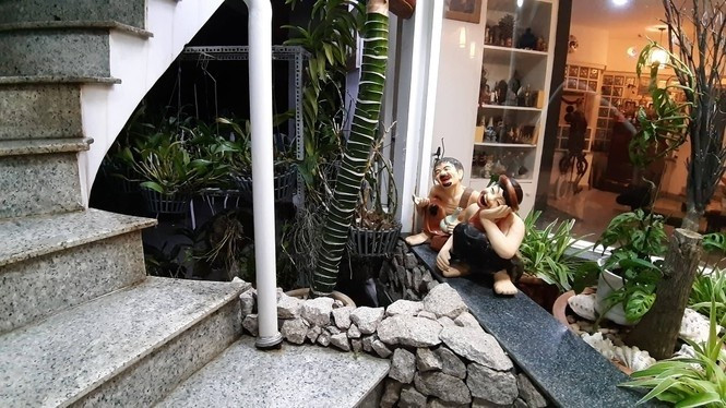 Tiểu cảnh Chí Phèo - Thị Nở được đặt ven hành lang. Ảnh: Suckhoedoisong