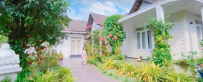 Dù sống một mình nhưng nữ nghệ sĩ vẫn chăm chút tỉ mỉ cho không gian nghỉ dưỡng. Ảnh chụp màn hình
