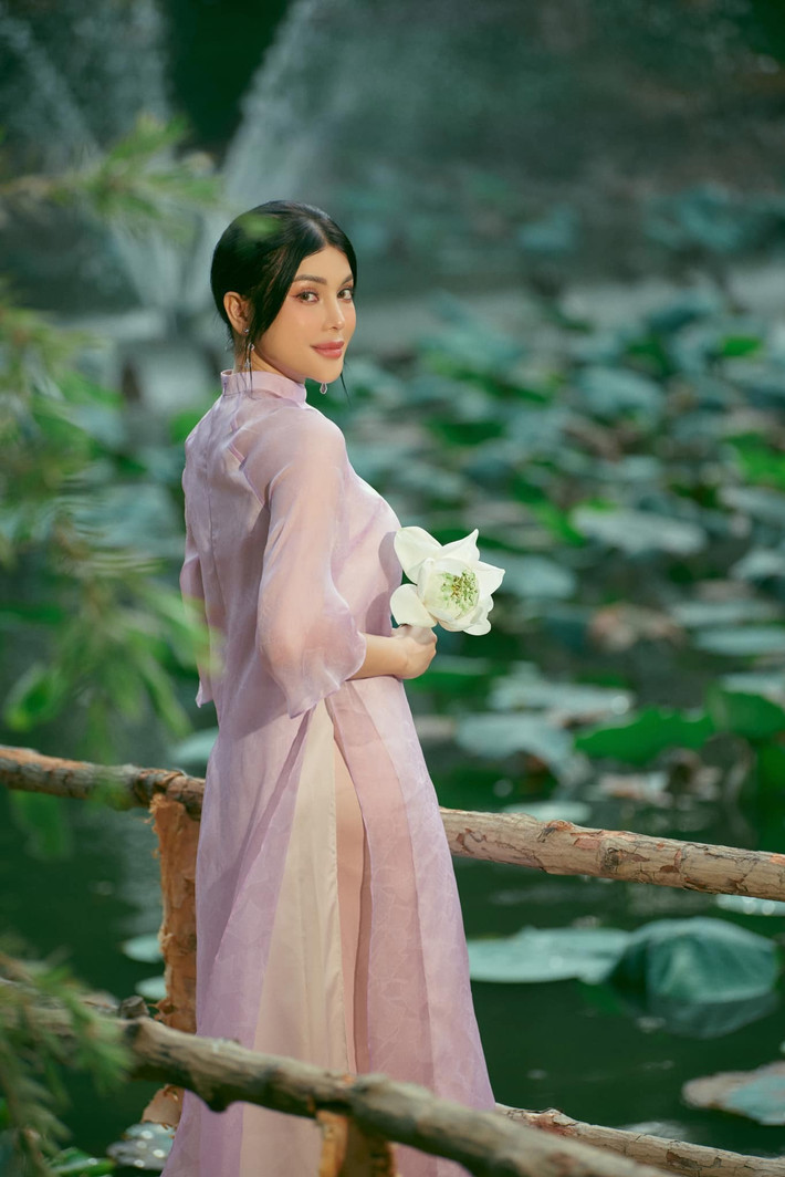 Lily Chen (sinh năm 1995) từng gây chú ý khi giành á quân Tình bolero 2019. Bên cạnh đó, người đẹp quê Tây Ninh còn hoạt động ở vai trò người mẫu, tham gia đóng phim. Ảnh: FB Lily Chen