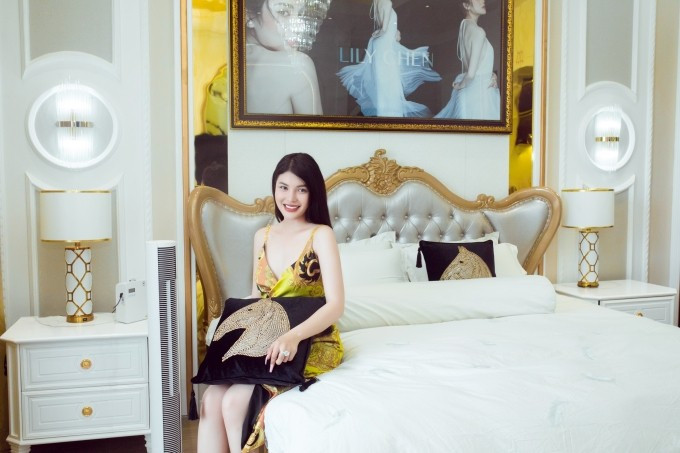 Phòng ngủ có cửa sổ lớn đón ánh nắng, không bài trí nhiều đồ. Ảnh: FB Lily Chen
