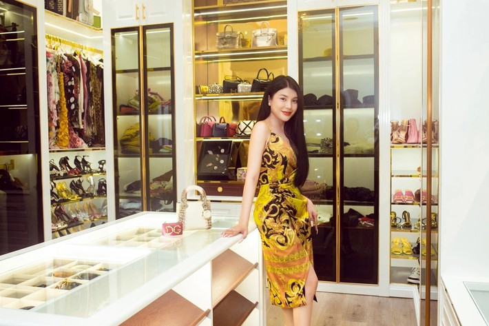 Trong nhà, Lily Chen dành riêng một căn phòng rộng để bày bộ sưu tập giày dép, túi xách "khổng lồ". Ảnh: FB Lily Chen >>> Mời độc giả xem video: Hà Nội kiểm tra hơn 1.000 căn biệt thự cũ. Nguồn: VTV24