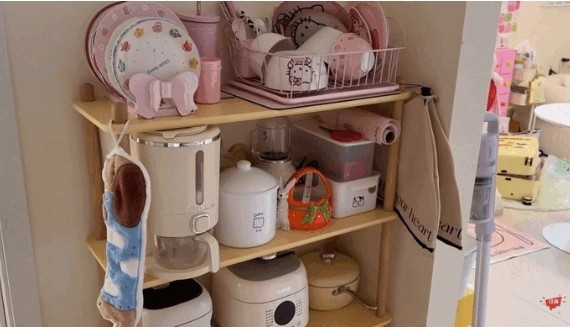 Đồ đạc nhiều nhưng không gian vẫn giữ được sự gọn gàng, ngăn nắp nhờ cách sắp xếp khéo léo. Ảnh chụp màn hình