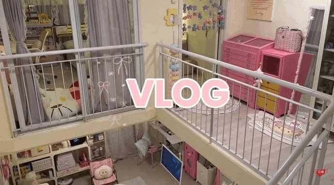 Một cô gái ở Quảng Đông (Trung Quốc) thu hút sự chú ý khi chia sẻ căn hộ duplex rộng 60m2 đẹp xịn chẳng khác nào một ngôi nhà búp bê ngoài đời thực. Ảnh chụp màn hình