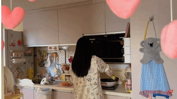 Căn hộ ngập trong sắc hồng, được thiết kế hợp lý với tầng dưới là phòng khách, bếp, nhà vệ sinh, tầng trên là phòng ngủ riêng tư. Ảnh chụp màn hình