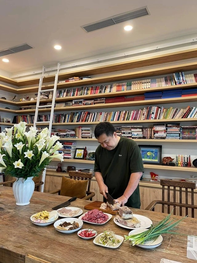 Nấu ăn là một đam mê của nam doanh nhân, nhiều bữa ăn đơn giản như bún giò chìa, cháo hành, thịt kho, mì lạnh,... được ông chia sẻ. Ảnh: Facebook
