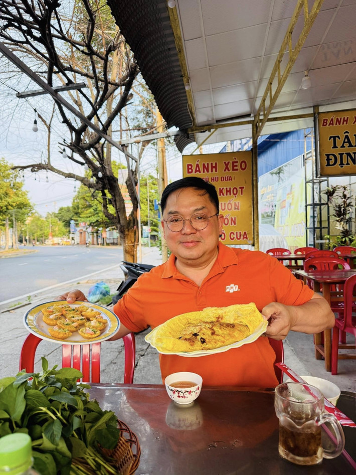 Là sếp lớn nhưng ông cũng không cần phải ăn uống ở những nhà hàng xa xỉ. Ông sẵn sàng ngồi ăn bún cua "thúi" ở vỉa hè chỉ với giá 8.000 đồng và tấm tắc khen ngon. Ảnh: Facebook
