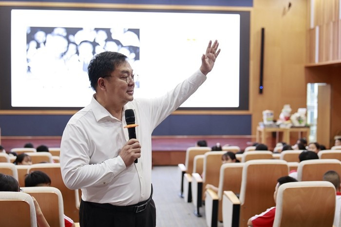 Mặc dù là một sếp lớn (phó chủ tịch Hội đồng Trường đại học FPT, nguyên là Chủ tịch FPT Software, FPT Telecom, Tập đoàn FPT) nhưng ông Hoàng Nam Tiến được nhiều người biết đến là người sếp hài hước, gần gũi và thân thiện với nhân viên. Ảnh: Facebook