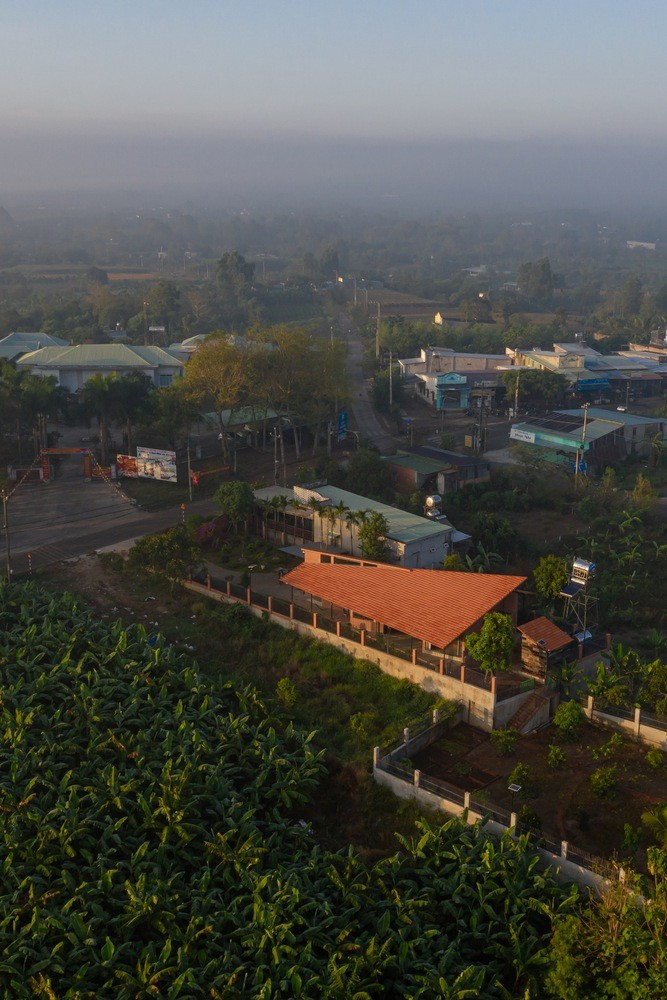 Nằm trên một gò cao thuộc xã Xuân Đông (tỉnh Đồng Nai), ngôi nhà có tầm nhìn phóng ra núi Gia Lào (khoảng 8km –đường chim bay). Ảnh: Hoang Le