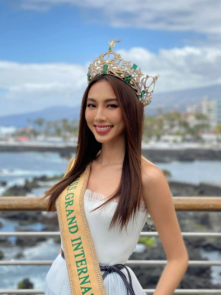Năm 2022, ông Nawat Itsaragrisil - Chủ tịch tổ chức Miss Grand International - chia sẻ trong một buổi livestream rằng, Thùy Tiên kiếm gần 100 triệu baht (khoảng 70 tỷ đồng) chỉ trong thời gian ngắn sau khi đăng quang. Ảnh: VOV