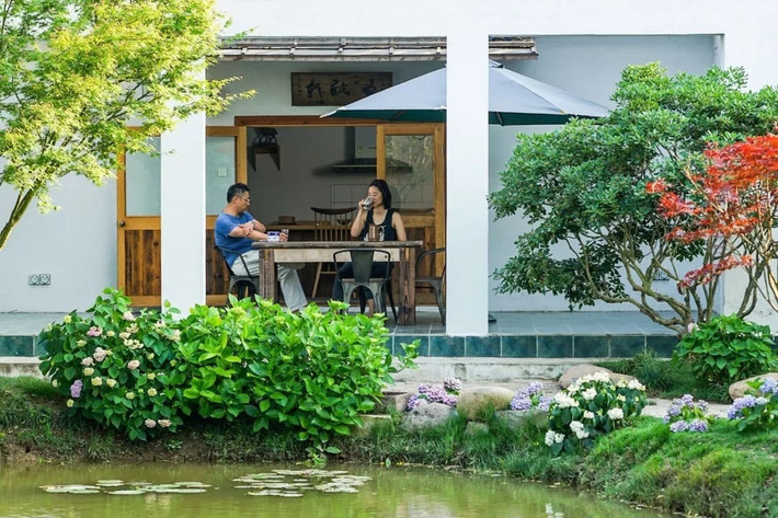 Sau vài năm, cặp vợ chồng trẻ này đã biến mảnh đất bỏ hoang trở thành một ngôi nhà vườn vô cùng xinh đẹp. Ảnh: Sohu