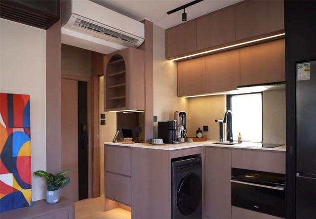 Kế bên sảnh là khu bếp mở, có cửa sổ lớn hướng ra ngoài, kết hợp cửa ban công giúp tạo luồng không khí đối lưu. Ảnh: Toutiao