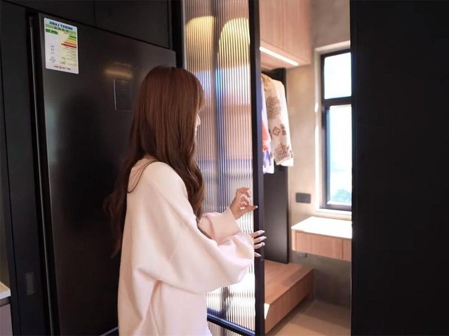 Giữa nhà vệ sinh và phòng ngủ có phòng thay đồ riêng biệt, ngăn bằng kính mờ vừa lấy sáng vừa đảm bảo sự riêng tư. Ảnh: Toutiao