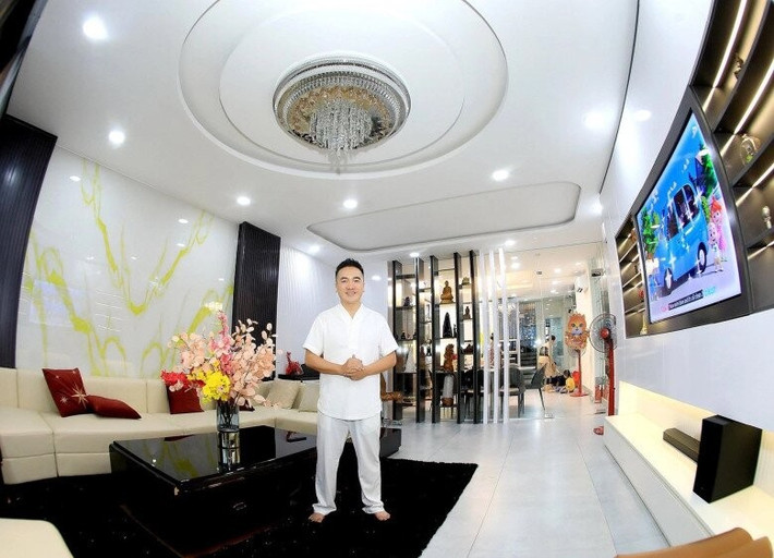 Ngôi nhà được cho là có giá khoảng 25 tỷ đồng, rộng gần 600 m2, nằm ngay mặt tiền đường lớn. Ảnh: FBNV