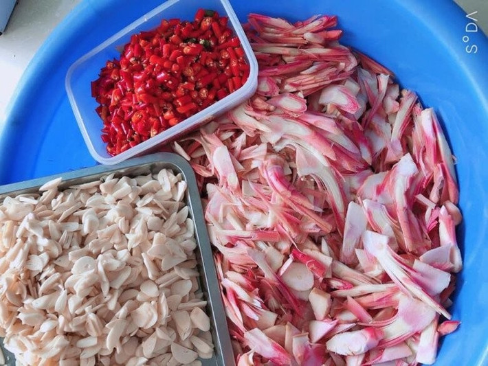 Với mùi thơm nồng, vị cay dịu nhẹ, mầm thảo quả được dùng để khử mùi tanh của cá, thịt. Ảnh: Facebook